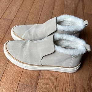 Tom’s Paxton Cobblestone Tan Suede fur lined ankle boot sneaker size 8